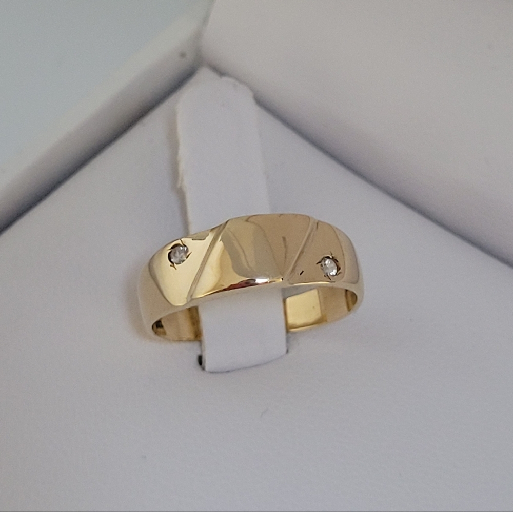 14k Solid Gold Ring With Two White Sapphires, Approx Size 8.